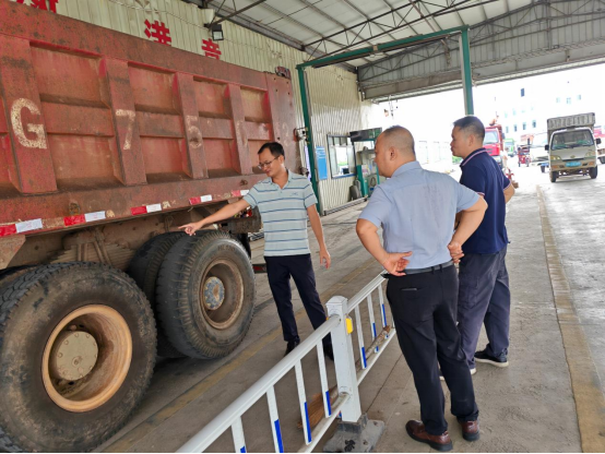 區(qū)交通運(yùn)輸局深入機(jī)動(dòng)車檢測站指導(dǎo)安全生產(chǎn)工作